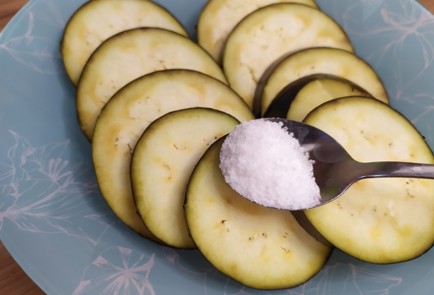 Фото шага рецепта Салат с баклажанами и сыром фета 188865 шаг 1  