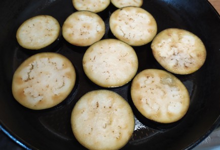 Фото шага рецепта Салат с баклажанами и сыром фета 188865 шаг 8  