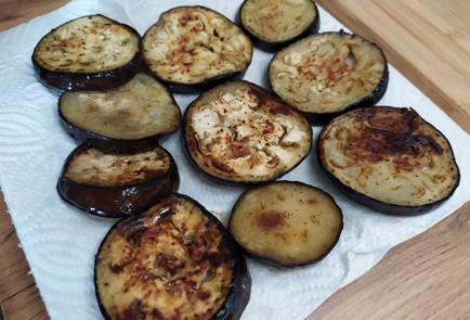 Фото шага рецепта Салат с баклажанами и сыром фета 188865 шаг 9  