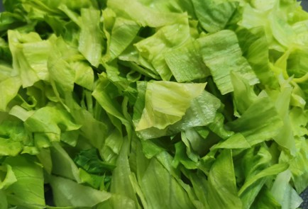 Фото шага рецепта Летний салат с базиликом 189715 шаг 3  