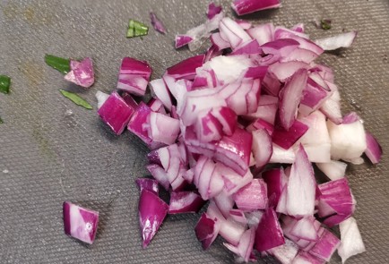 Фото шага рецепта Салат с беконом и горошком 153012 шаг 2