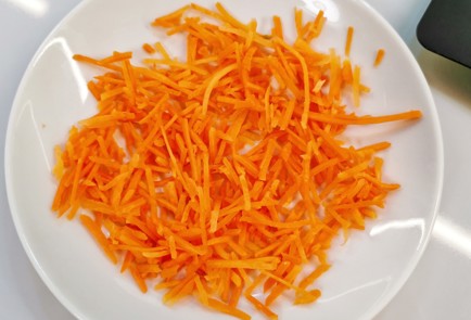 Фото шага рецепта Салат с беконом и горошком 153012 шаг 3