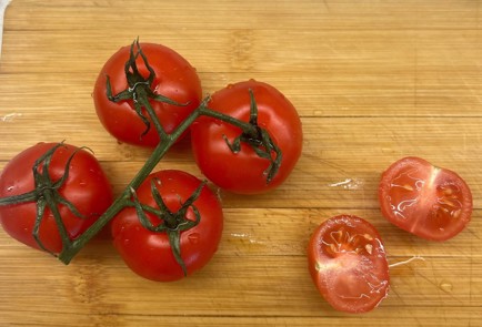 Фото шага рецепта Салат с беконом и коктейльными томатами 189110 шаг 1  