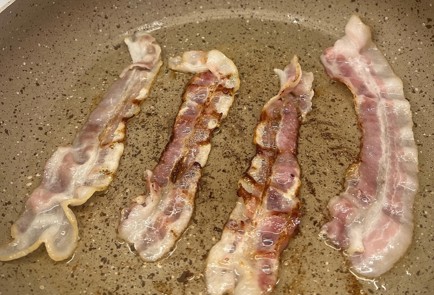 Фото шага рецепта Салат с беконом и коктейльными томатами 189110 шаг 2  