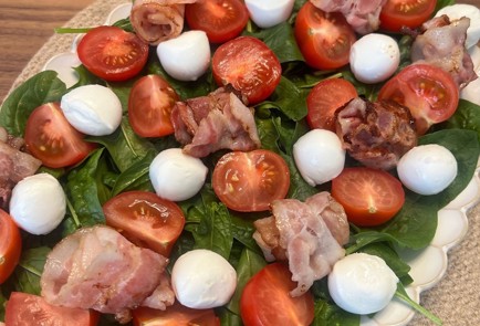 Фото шага рецепта Салат с беконом и коктейльными томатами 189110 шаг 4  