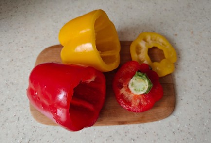 Фото шага рецепта Салат с беконом печеным перцем и киноа 175934 шаг 1  