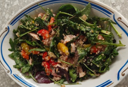 Фото шага рецепта Салат с беконом печеным перцем и киноа 175934 шаг 12  