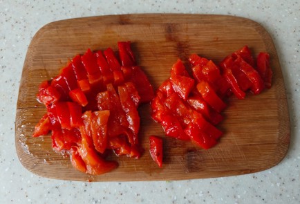 Фото шага рецепта Салат с беконом печеным перцем и киноа 175934 шаг 3  