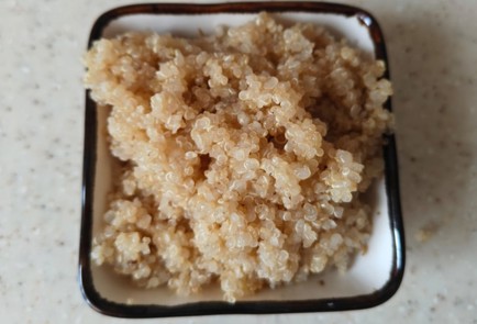 Фото шага рецепта Салат с беконом печеным перцем и киноа 175934 шаг 4  