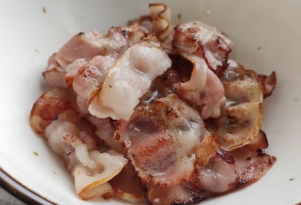 Фото шага рецепта Салат с беконом печеным перцем и киноа 175934 шаг 6  