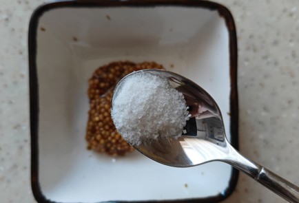 Фото шага рецепта Салат с беконом печеным перцем и киноа 175934 шаг 8  