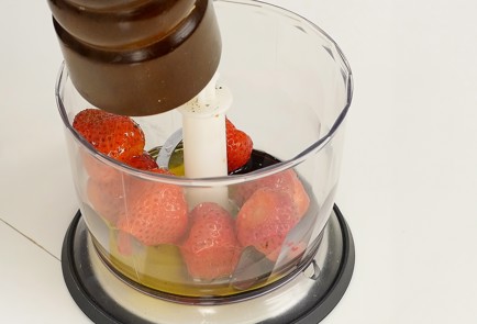 Фото шага рецепта Салат с брезаолой и клубничной заправкой 93767 шаг 2  