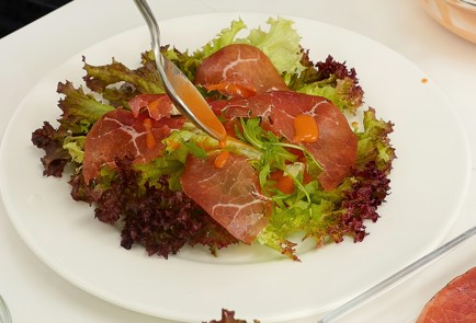 Фото шага рецепта Салат с брезаолой и клубничной заправкой 93767 шаг 5  