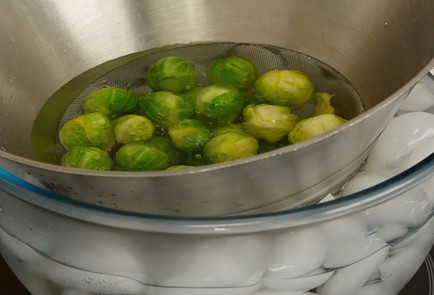 Фото шага рецепта Салат с брюссельской капустой и гранатом 114462 шаг 1  