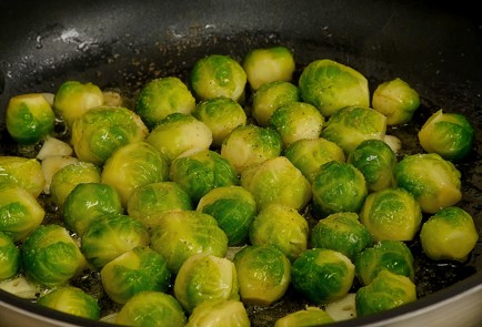 Фото шага рецепта Салат с брюссельской капустой и гранатом 114462 шаг 2  