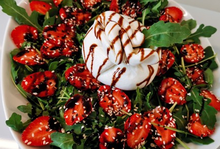 Фото шага рецепта Салат с бурратой и клубникой 174432 шаг 10  