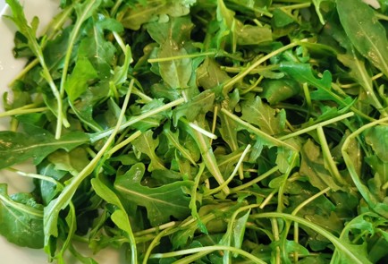 Фото шага рецепта Салат с бурратой и клубникой 174432 шаг 2  