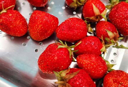 Фото шага рецепта Салат с бурратой и клубникой 174432 шаг 3  