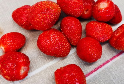 Фото шага рецепта Салат с бурратой и клубникой 174432 шаг 4  