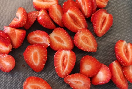 Фото шага рецепта Салат с бурратой и клубникой 174432 шаг 5  