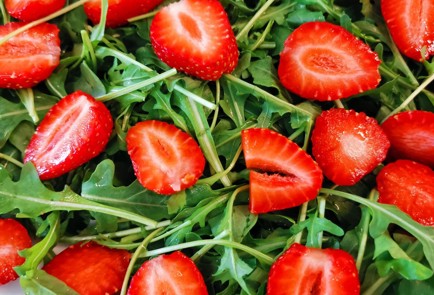 Фото шага рецепта Салат с бурратой и клубникой 174432 шаг 6  