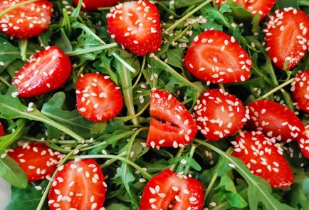 Фото шага рецепта Салат с бурратой и клубникой 174432 шаг 7  