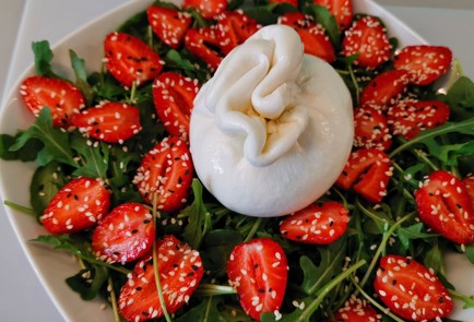 Фото шага рецепта Салат с бурратой и клубникой 174432 шаг 8  