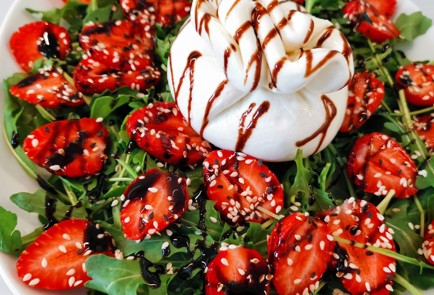 Фото шага рецепта Салат с бурратой и клубникой 174432 шаг 9  