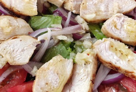 Фото шага рецепта Салат с бурратой помидорами и курицей гриль 174113 шаг 10  