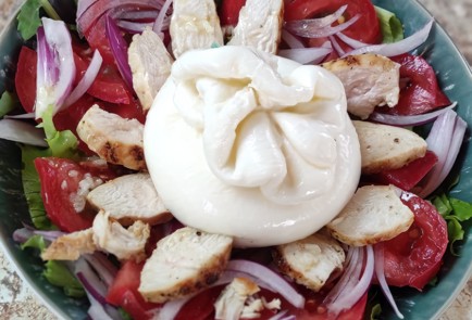 Фото шага рецепта Салат с бурратой помидорами и курицей гриль 174113 шаг 11  