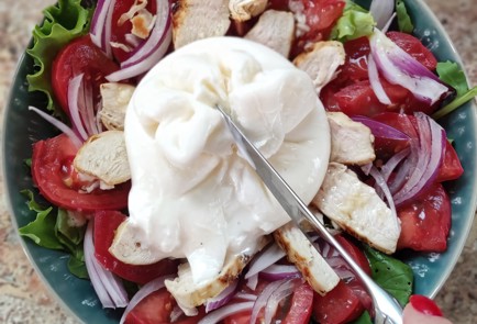 Фото шага рецепта Салат с бурратой помидорами и курицей гриль 174113 шаг 12  