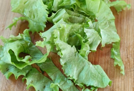 Фото шага рецепта Салат с бурратой помидорами и курицей гриль 174113 шаг 2  