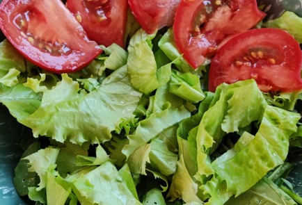 Фото шага рецепта Салат с бурратой помидорами и курицей гриль 174113 шаг 5  