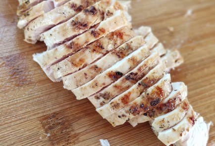 Фото шага рецепта Салат с бурратой помидорами и курицей гриль 174113 шаг 7  