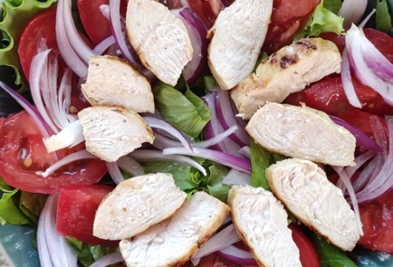 Фото шага рецепта Салат с бурратой помидорами и курицей гриль 174113 шаг 8  