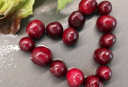 Фото шага рецепта Салат с черешней и сыром буррата 173886 шаг 2  