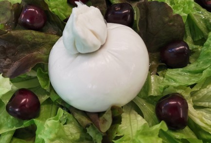 Фото шага рецепта Салат с черешней и сыром буррата 173886 шаг 4  