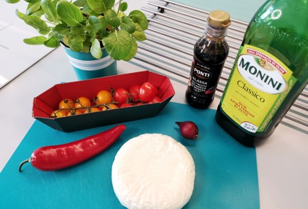 Фото шага рецепта Салат с черкесским сыром и свежей горчицей 151219 шаг 1