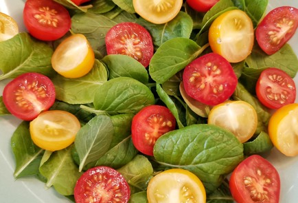 Фото шага рецепта Салат с черкесским сыром и свежей горчицей 151219 шаг 10