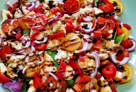 Фото шага рецепта Салат с черкесским сыром и свежей горчицей 151219 шаг 17