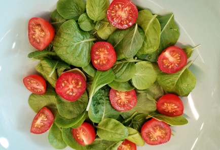 Фото шага рецепта Салат с черкесским сыром и свежей горчицей 151219 шаг 7