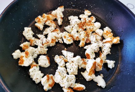 Фото шага рецепта Салат с черкесским сыром и свежей горчицей 151219 шаг 8