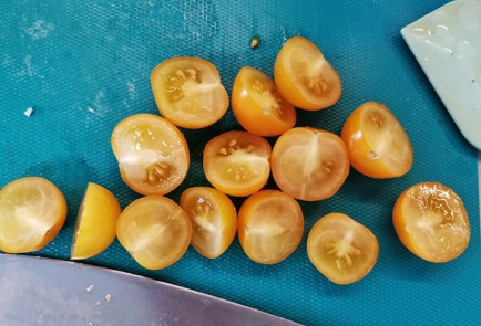 Фото шага рецепта Салат с черкесским сыром и свежей горчицей 151219 шаг 9