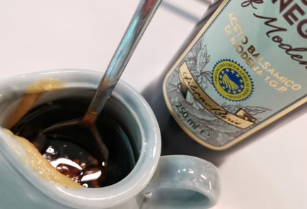 Фото шага рецепта Салат с черной икрой 174453 шаг 8  