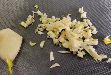 Фото шага рецепта Салат с чесноком 189886 шаг 3  