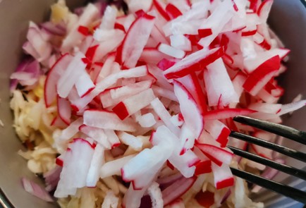 Фото шага рецепта Салат с чесноком 189886 шаг 6  