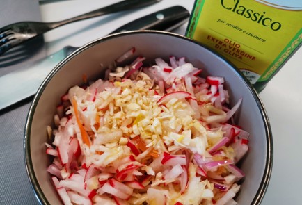 Фото шага рецепта Салат с чесноком 189886 шаг 7  