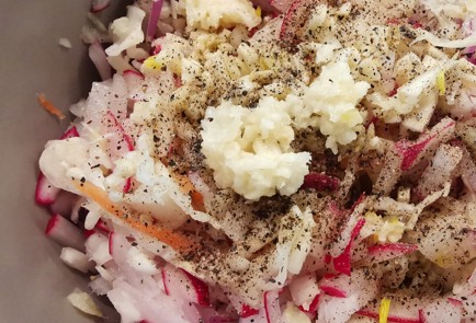 Фото шага рецепта Салат с чесноком 189886 шаг 9  