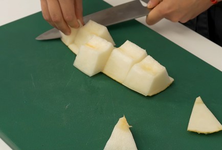 Фото шага рецепта Салат с дыней и голубым сыром 137106 шаг 2  