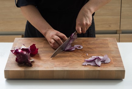 Фото шага рецепта Салат с дыней красным луком и грецкими орехами 152415 шаг 1  